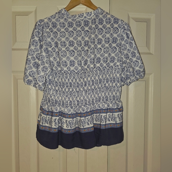 Chic Blue and White Patterned Blouse - Picture 4 of 6